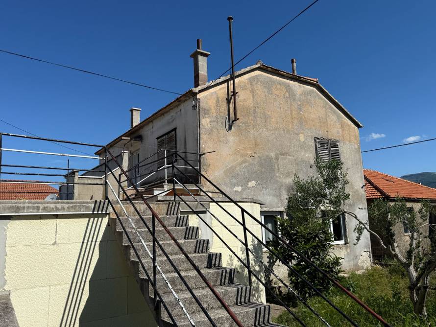 LAMPIONI PRED KUĆOM UŽASA Ovdje je monstrum ubio Luku