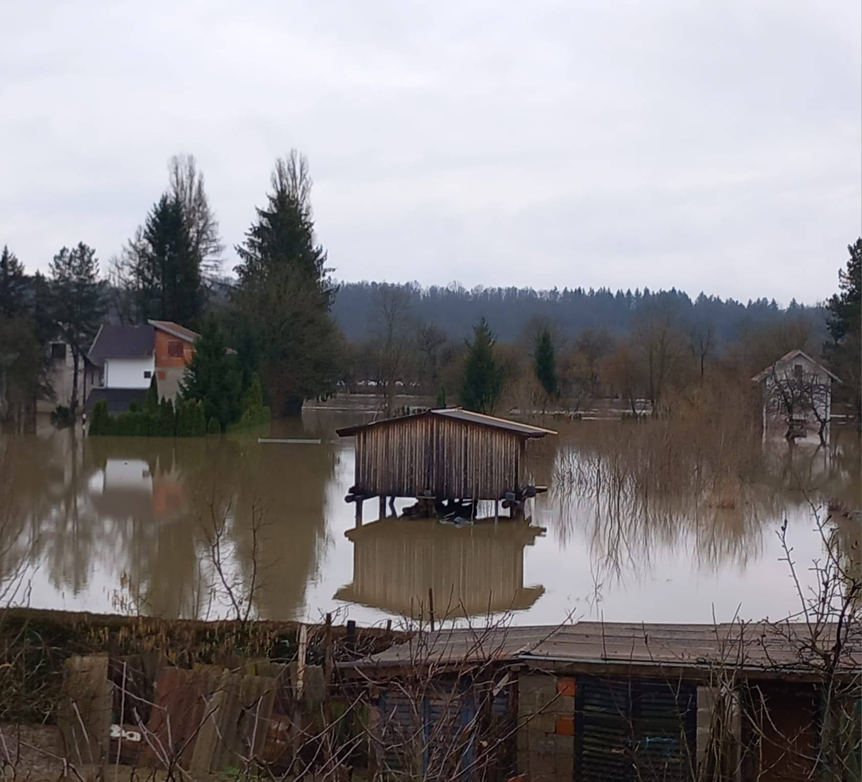 Kupa u Karlovcu stagnira, a vrh vodnog vala na petrinjskom području očekuje se već sutra