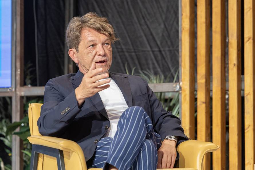 TikToker provocirao Dragana Bjelogrlića, on mu izbio mobitel