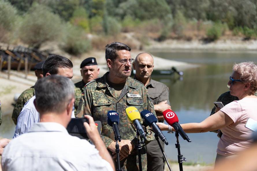 Osijek: Ministar Ivan Anušić na izvlačenju replike nasukanog antičkog rimskog broda na obali rijeke Drave