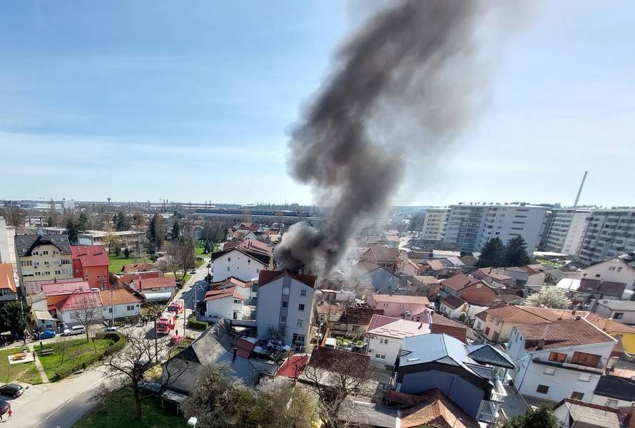 VIDEO Buktinja u Zagrebu: Na Ferenščici se zapalila garaža uz zgradu. U njoj bilo eksploziva?