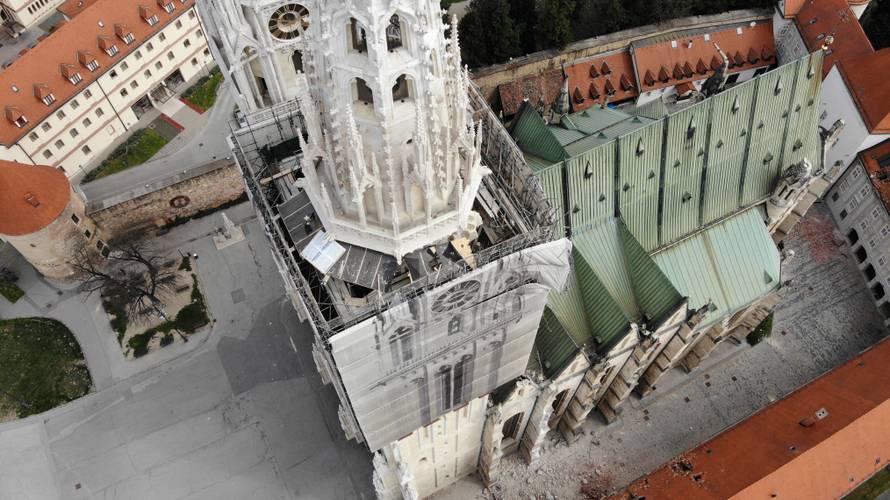 Snimke katedrale iz zraka: Oštećen toranj, odlomio se križ