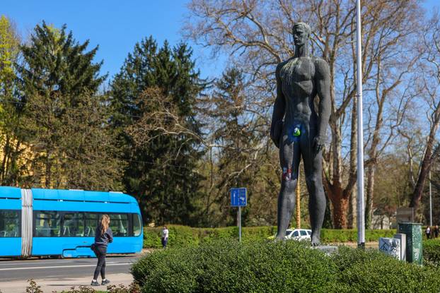 Zagreb: Na Uskrs osvanuli pofarbani testisi Bacača diska 