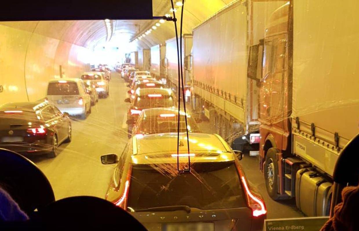 Prometni kaos: Ljudi na granici čekaju satima, na zagrebačkoj obilaznici kolona duga 20 km!