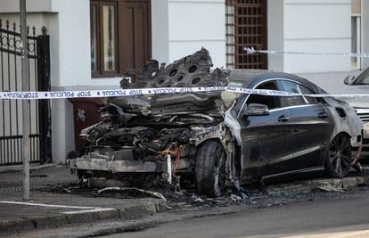 VIDEO Mercedes djevojke (25) u Zagrebu namjerno su zapalili, snimile su ih nadzorne kamere