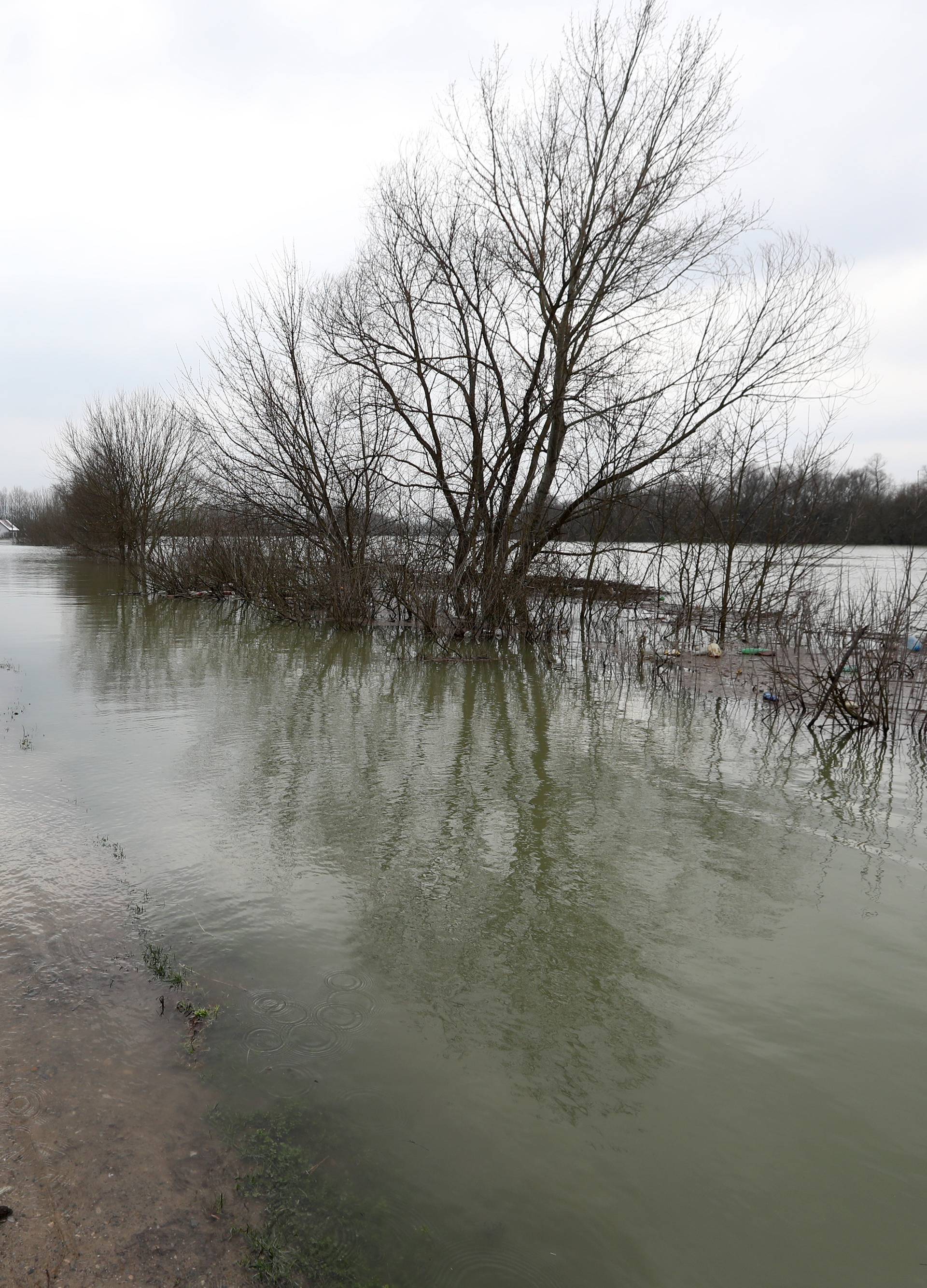 Sava kod Županje raste: Zasad nema opasnosti od izlijevanja