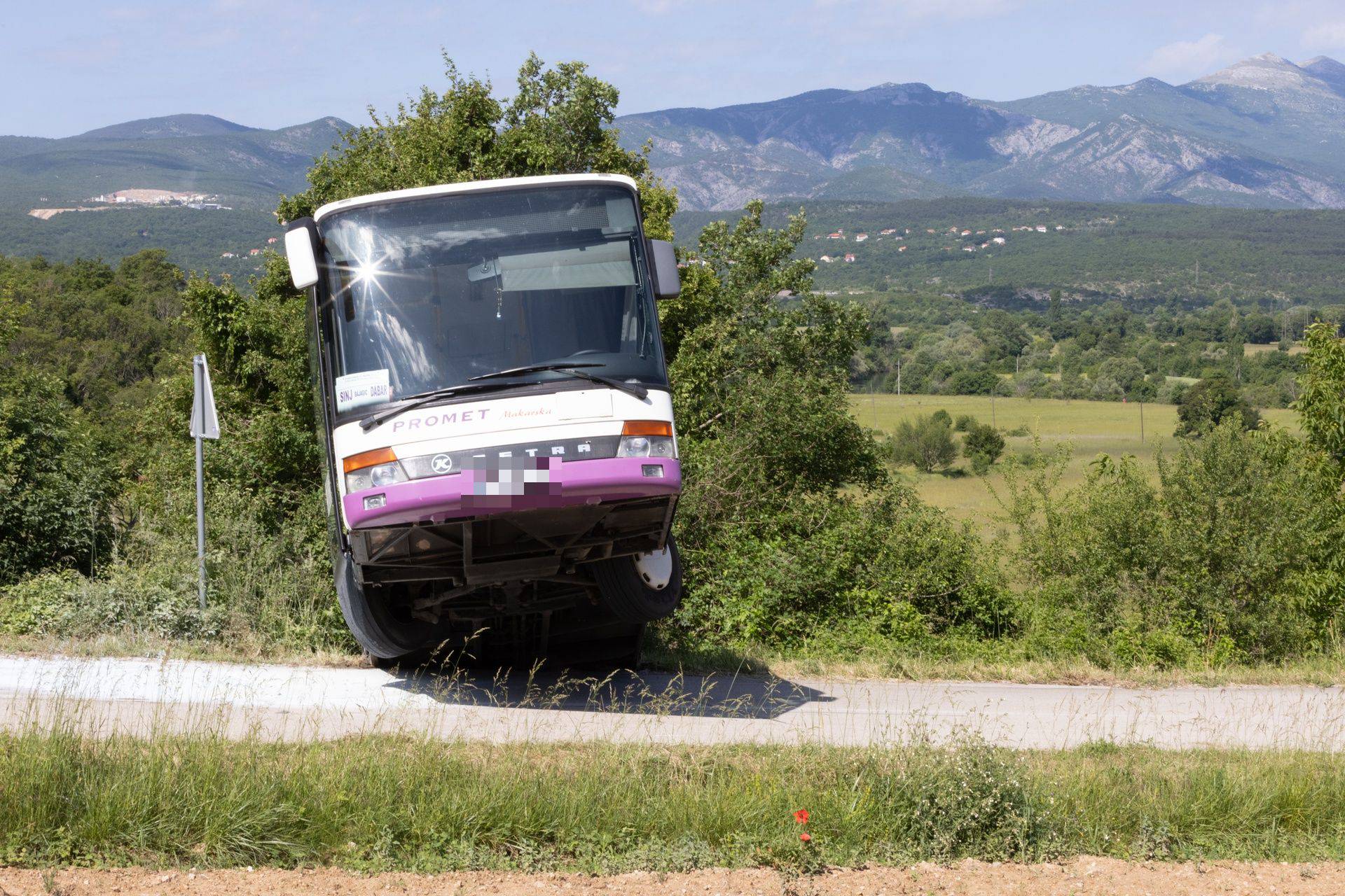 FOTO Ovo je školski bus koji se zapalio kod Sinja: Pokrenuo se sam pa sletio s ceste u šumarak