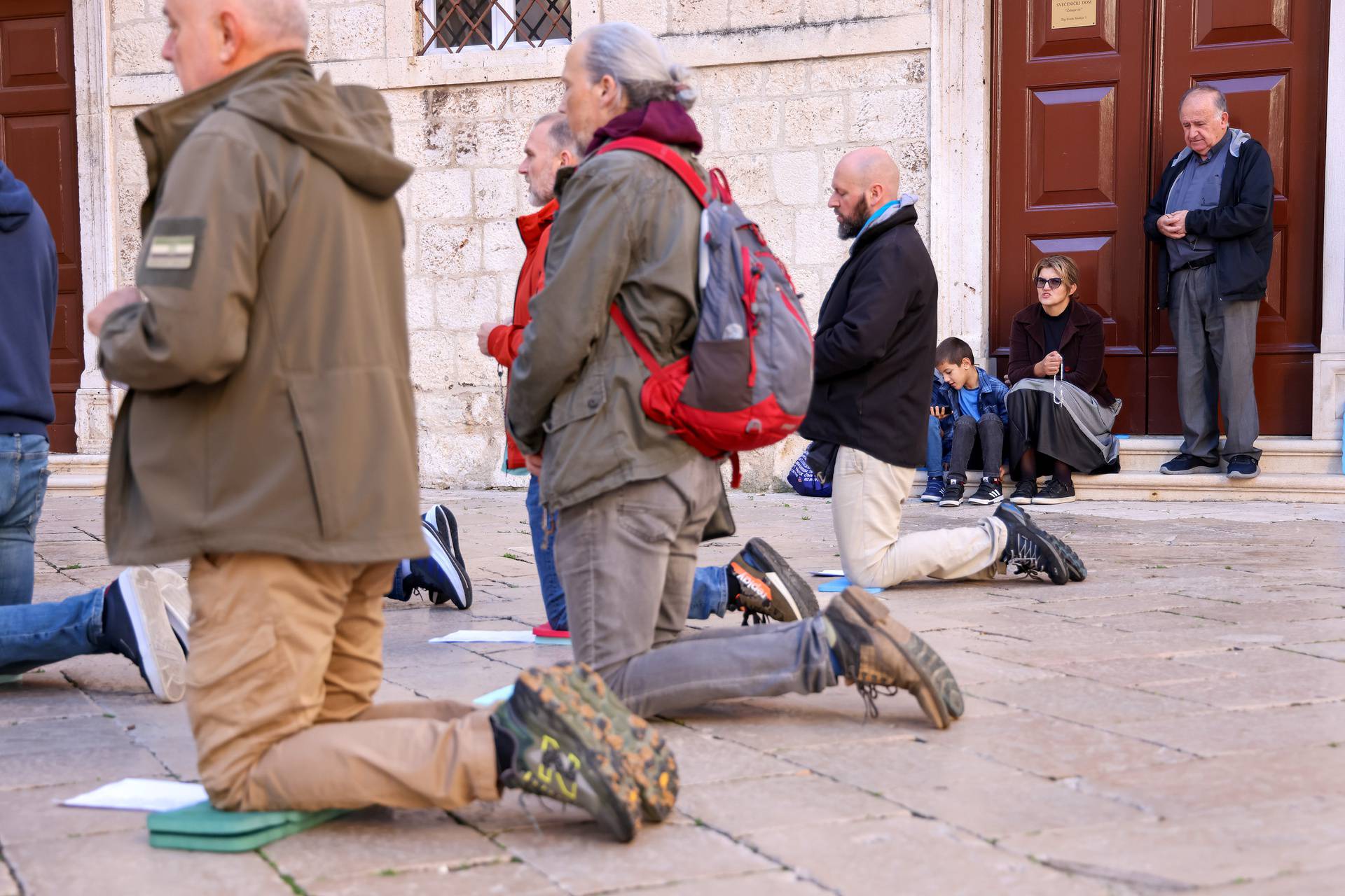 Zadar: Molitelji ispred katedrale Sv. Stošije