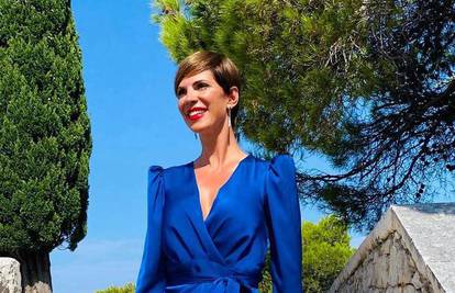Bojana Gregorić Vejzović blista na Pelješcu: Plava haljina joj je istaknula vitke noge i figuru