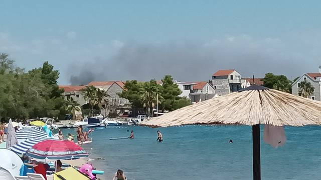 Opet dim kod Vodica: 'Riječ je o neizgorenom dijelu starog požara, vatrogasci su na terenu'