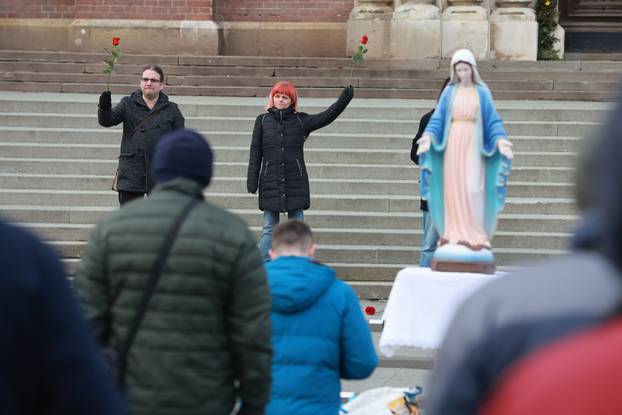 Performans Tiha misa ispred katedrale u Đakovu