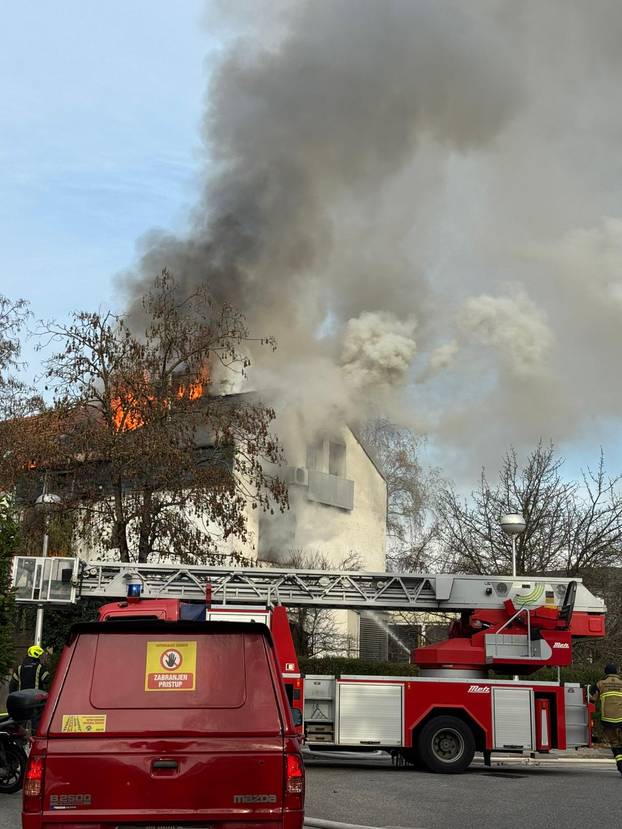 FOTO Drama kod Dinamovog stadiona: Vatra guta kuću!