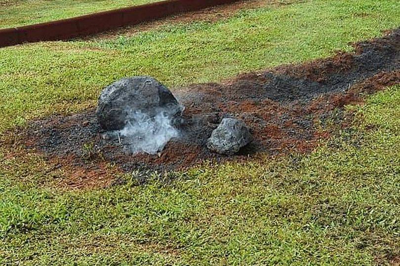 Halo, ovdje NASA, čujemo da vam je pao meteor u dvorište. Halo? Zašto se smijete?!