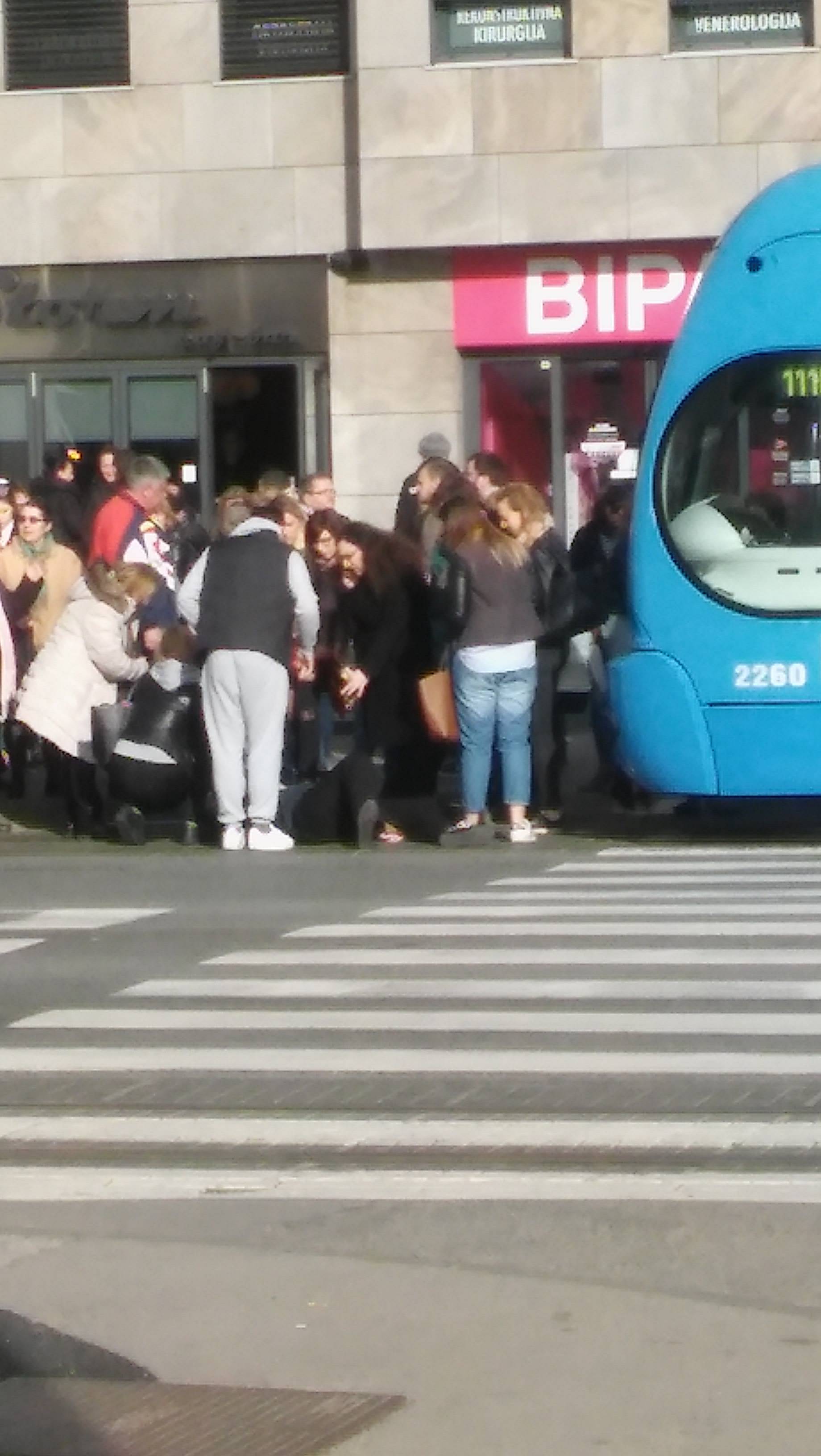 Tramvaj udario pješakinju na Maksimirskoj: Odvezla je Hitna