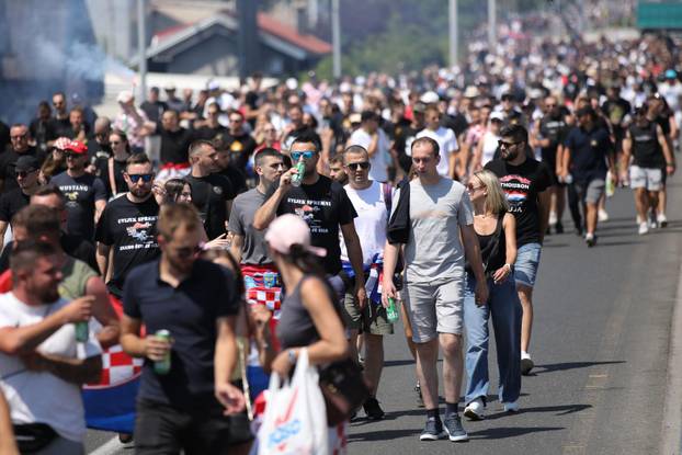 Zagreb: Tisuće fanova Thompsona prolazi Mostom mladosti koji je zatvoren za promet