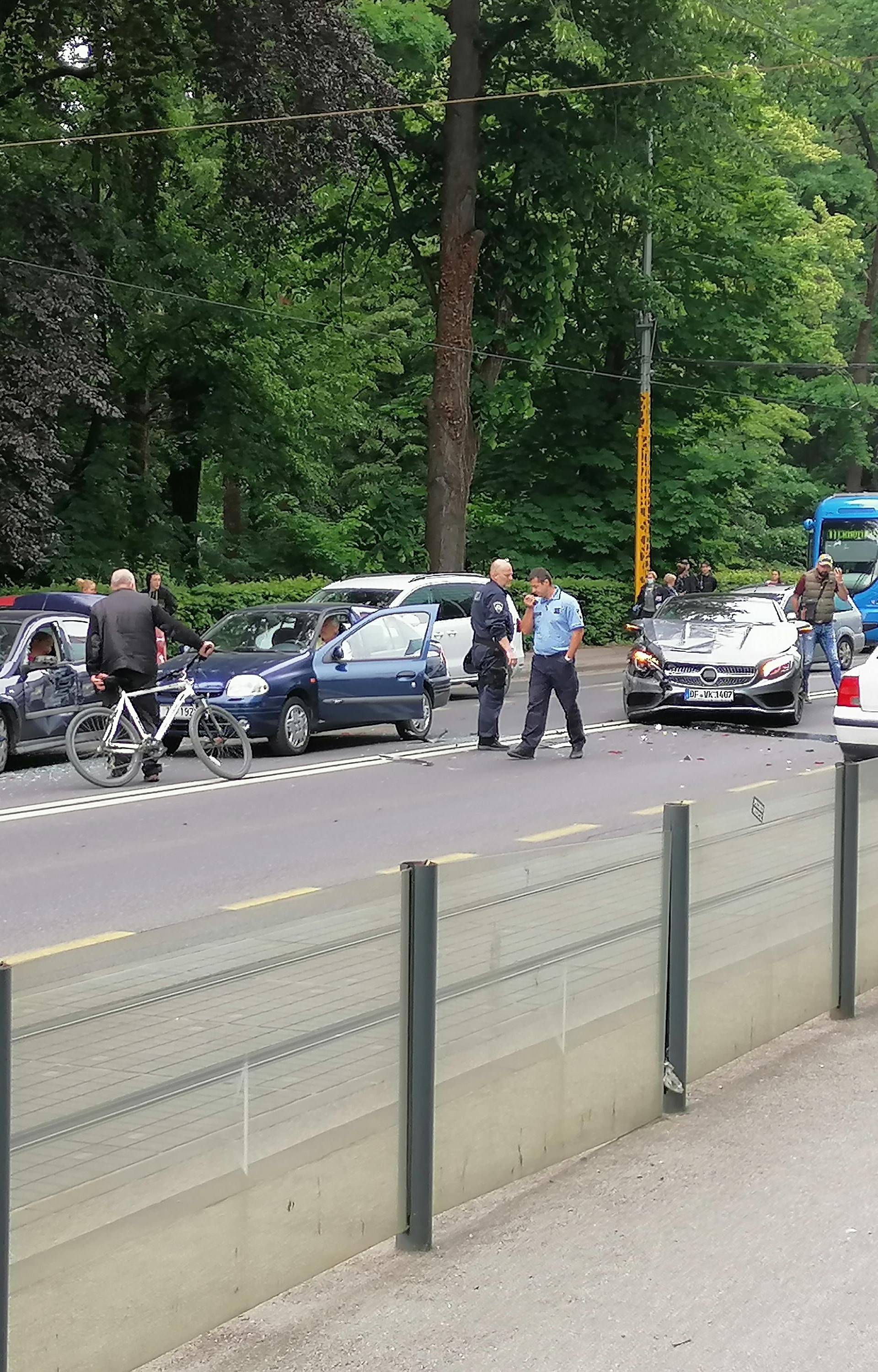 Lančani sudar četiri vozila u Zagrebu: 'Pretjecao je prugom'