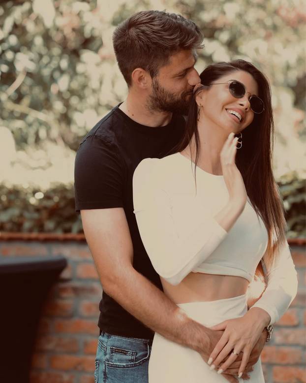 FOTO Koga ljubi Petković? Bila je to ljubav na prvi intervju, Iva ga je zavela pred kamerama