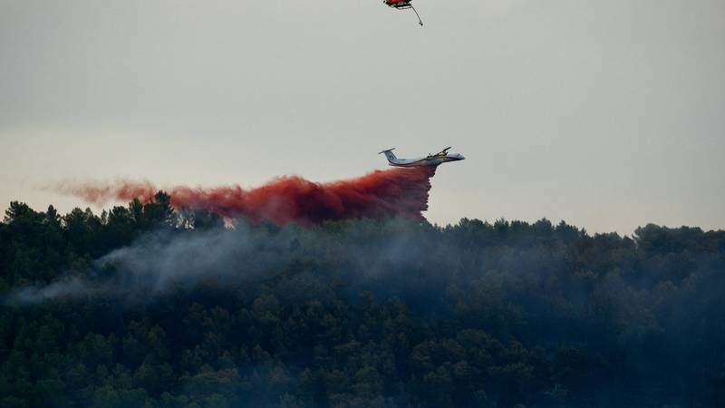 Pakao na francuskoj Rivijeri: Golemi požar prijeti kućama, stanovnici bježe pred vatrom