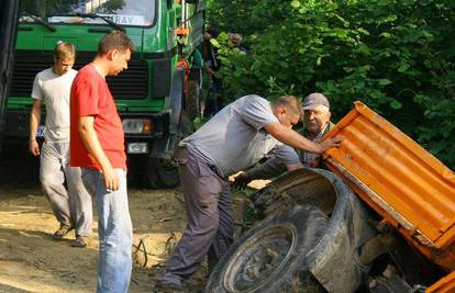 Kamion se prevrnuo i usmrtio radnika (20)