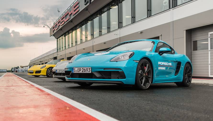 Baš svaki je  umjetničko djelo, a 680 konja vas 'lijepi' za sjedalo