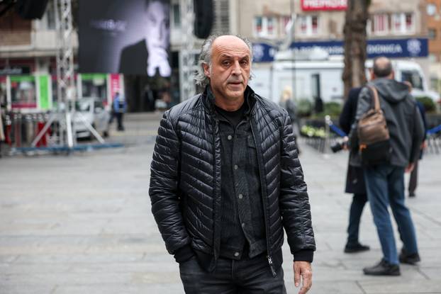 Sarajevo: Dolazak uzvanika na komemoraciju za Halida Bešlića u Narodno pozorište 