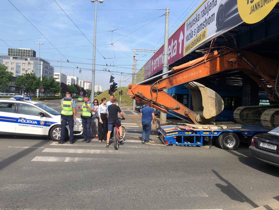 Kamion s bagerom zapeo za nadvožnjak na Držićevoj aveniji