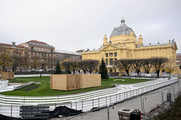 Zagreb: Priprema se ledeni park na Zrinjevcu i postavljaju se adventske kućice
