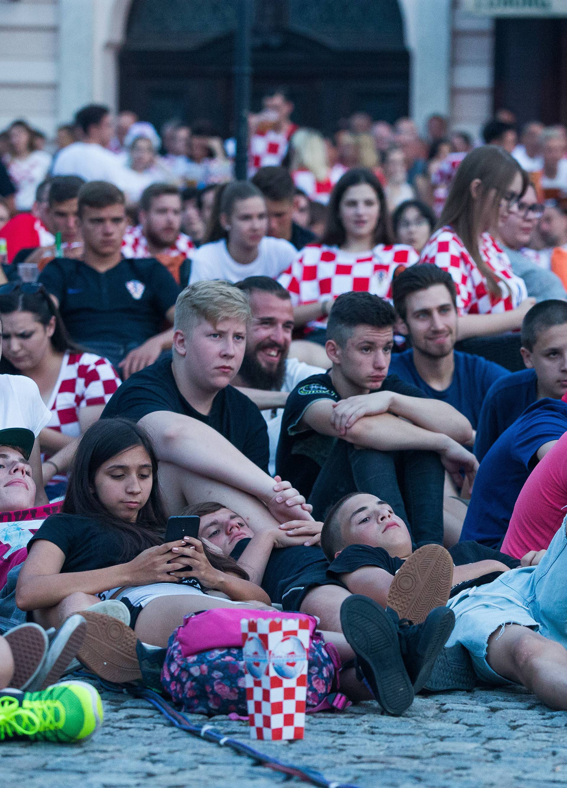 Osijek: NavijaÄi u TvrÄi prate utakmicu Argentina - Hrvatska