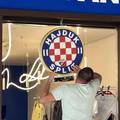 FOTO Neočekivani problem za Hajduk! Netko je na njegovu trgovinu zalijepio Dinamov grb