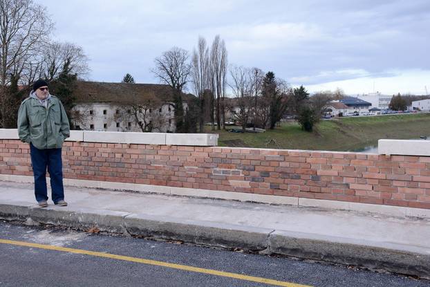 Sisak: Nepoznati vandali bacili dijelove ograde Starog mosta koji je u obnovi 