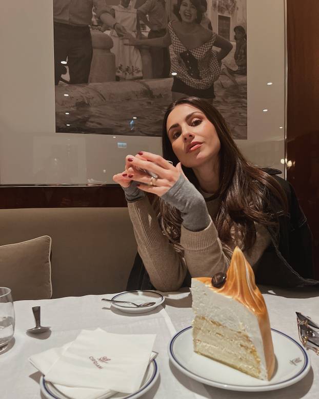 FOTO Bivša klizačica osvojila je Livakovića. Skrivala je trbuh na utakmici, sad su dobili prinovu