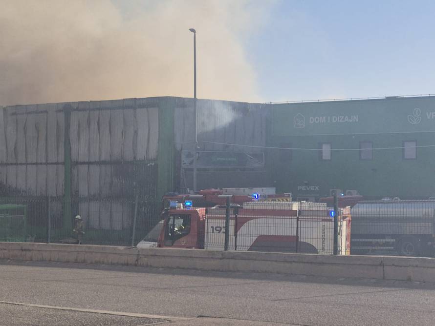 FOTO Požar u Kaštel Sućurcu još nisu proglasili ugašenim, rade na sanaciji. Šteta će biti velika?