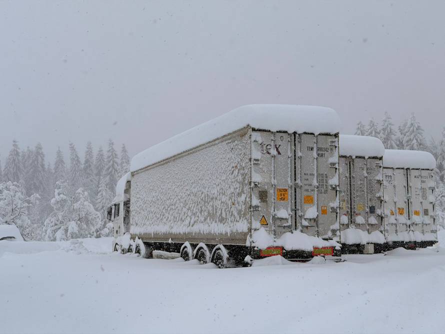 Gusti snijeg paralizirao Gorski kotar: 'Mećava je, probijamo se do Zagreba. Neumorno pada!'