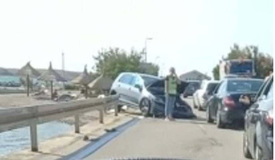 Na Pagu se sudarilo više vozila, jedan auto je završio na krovu