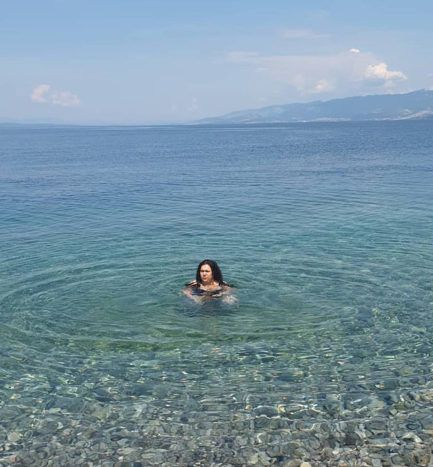 Odvažila se: I Josipa se skinula u badić, a kaže da 'radi' na bebi