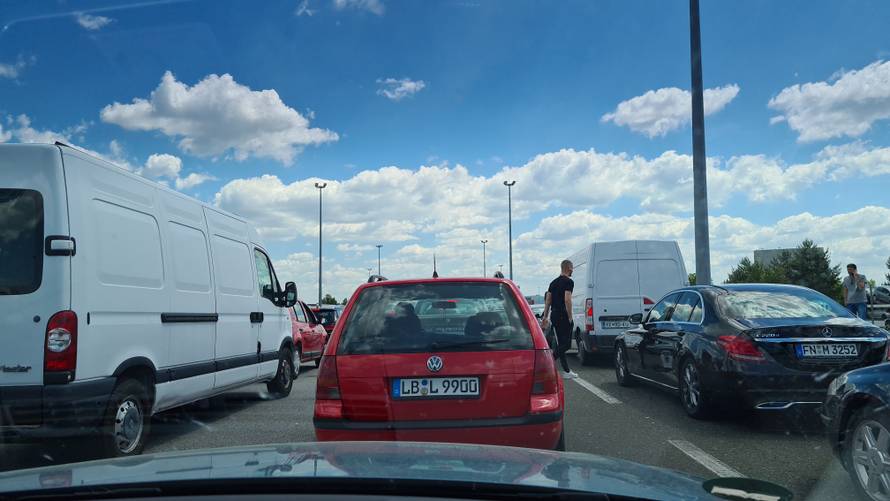 Svi idu u Hrvatsku: 'Mi čekamo četiri sata i tek smo na sredini'