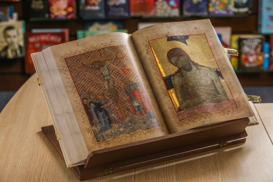 Sve o knjizi koju je Milanović poklonio Papi Franji u Vatikanu: Unikat je i košta 20 tisuća kuna