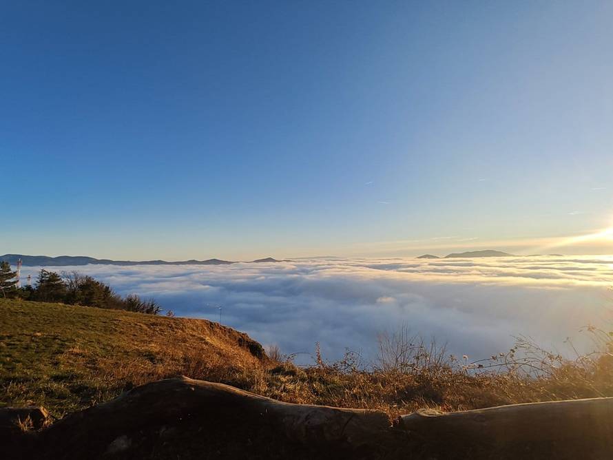 FOTO Medvedgrad u gustoj magli 'pluta' nad Zagrebom