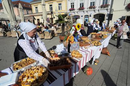 FOTO Samoborci i turisti uživali u delicijama kumica: U ponudi su bili čvarci, kruh, češnjovke...