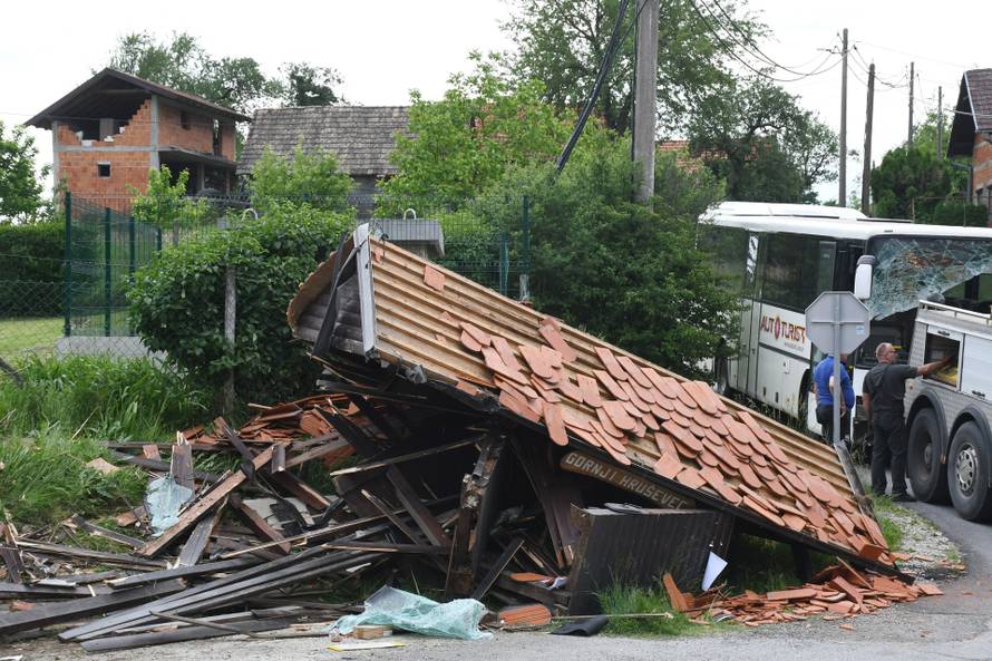 Autobus se zabio u nadstrešnicu autobusne stanice u Gornjem Hruševcu 