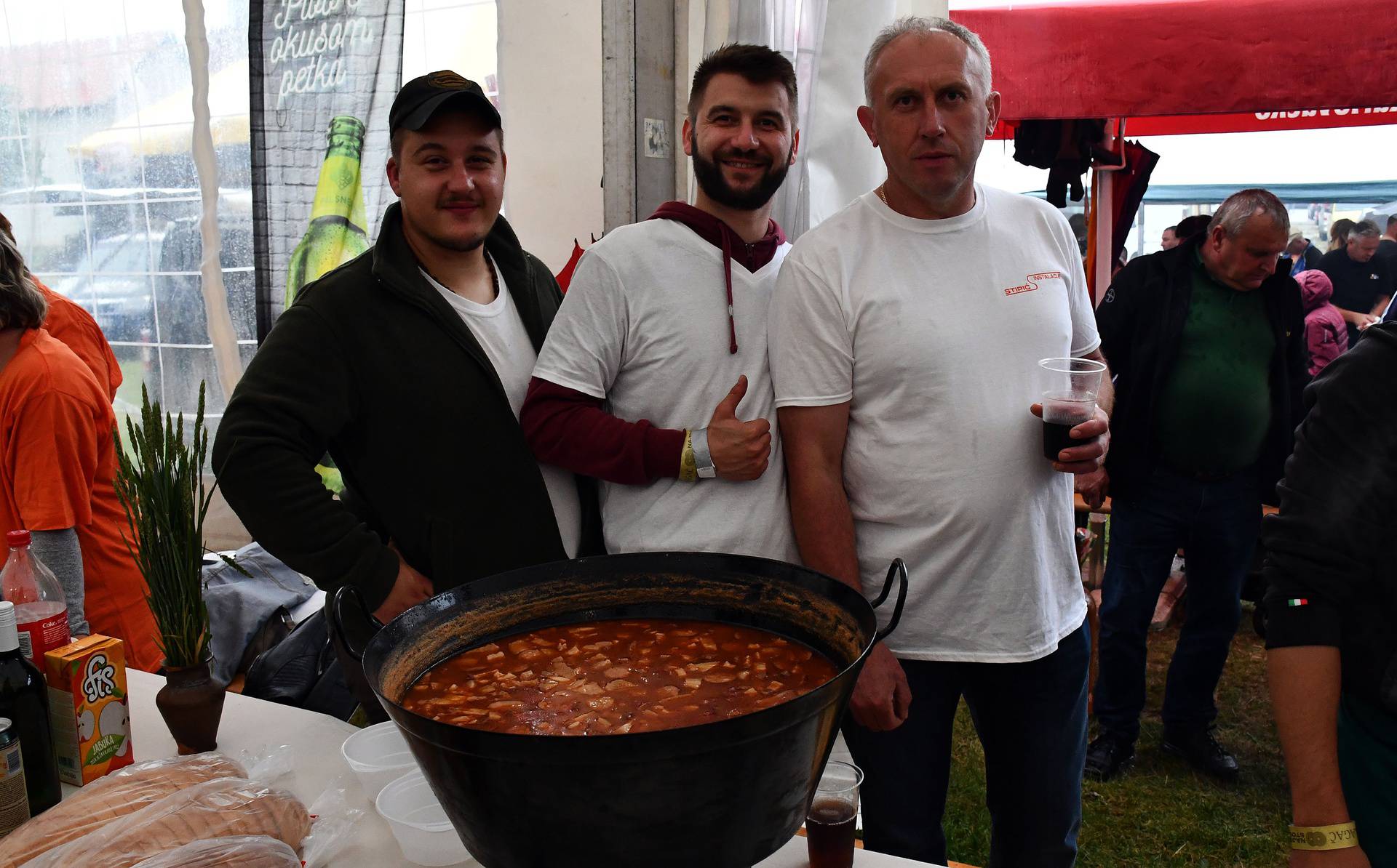 Kod Požege stol dug preko 500 metara sa stotinama kilograma hrane, ispekli i vola od 650 kg