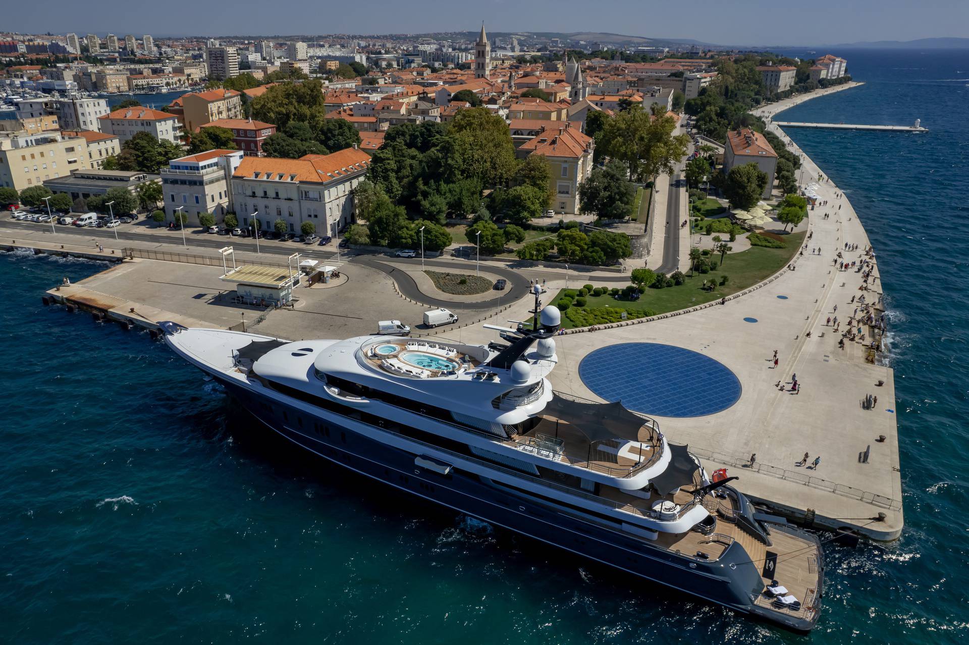 Zadar: Jahta Phoenix 2 u vlasništvu poljskog milijardera Sebastijana Kulczyka privezana kod Pozdrava suncu
