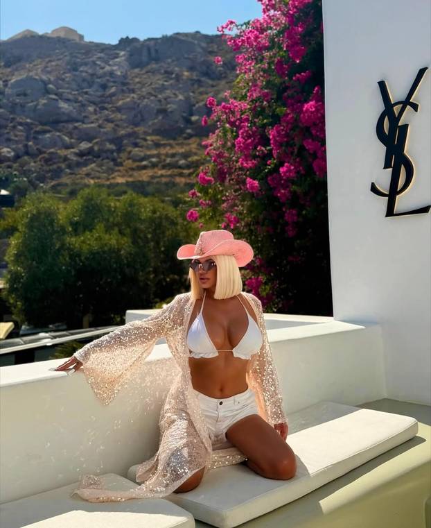 FOTO Dara Bubamara objavila vruće fotografije s ljetovanja: Mini bikini pokazao sve obline