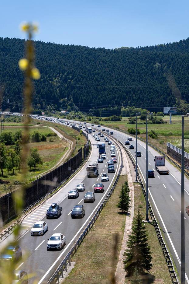 Otočac: Nastala kolona zbog prometne nesreće u tunelu Brezik u smjeru Zagreba
