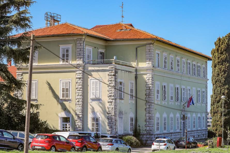 Poreč: Zapaljene svijeće ispred škole u koju je išao maturant koji je poginuo u Pragu