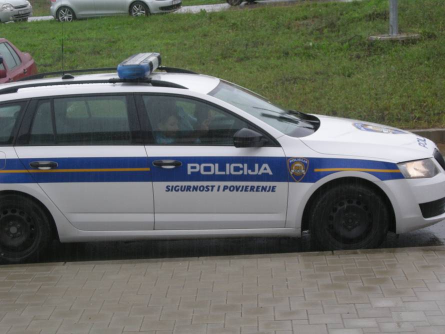 Ostavio otvorena vrata pa su njegovi psi izgrizli djevojku