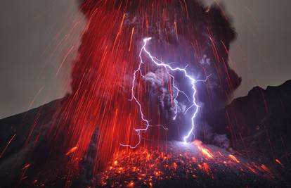 Kao kraj svijeta: Japanski vulkan uz lavu riga i munje 