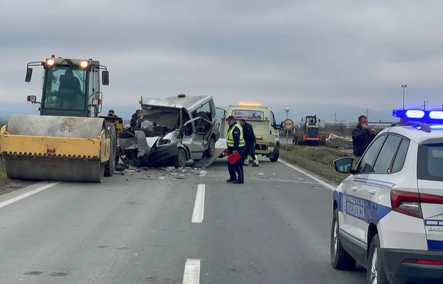 UZNEMIRUJUĆE Prve fotografije užasa u Vojvodini: Kombijem se zabio u valjak. Četvero mrtvih!