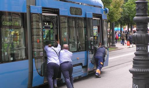 Zbog maloga kvara morali gurati tramvaj od 32 tone