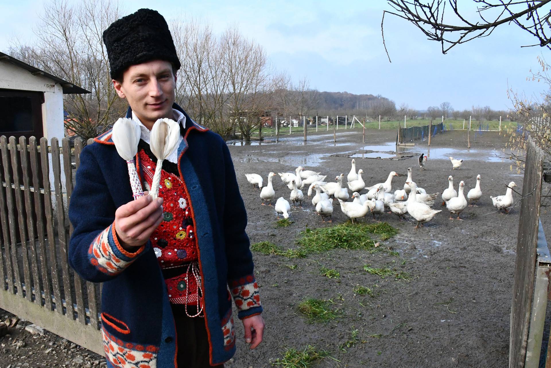 Mala Kopanica: Darko Radičević od guščjeg perja izrađuje peruškice - zaboravljeno kuhinjsko pomagalo